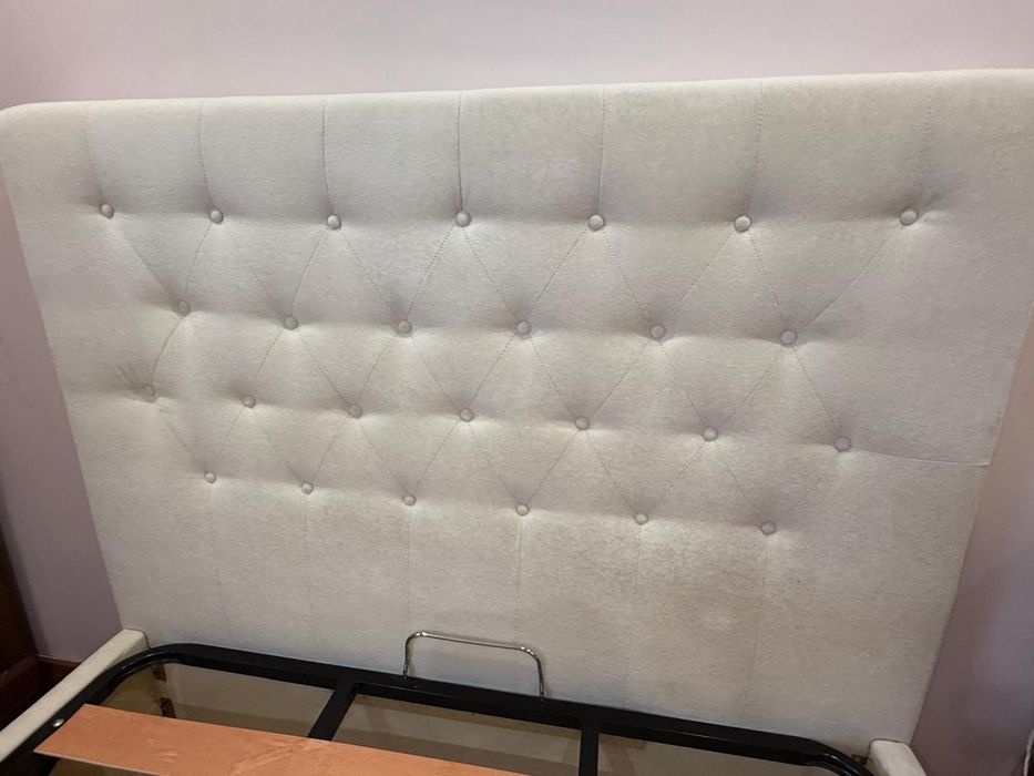 Cama casal em veludo com summier