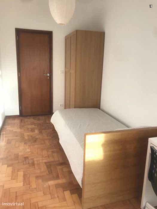 Room - located in Cedofeita, Porto