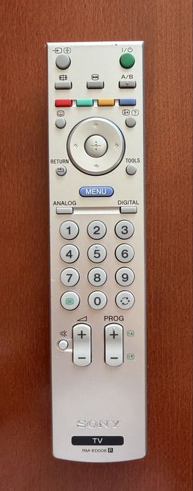 Телевізор Sony Bravia 26 дюймів, HDMI, кронштейн Vogel’s, пульт