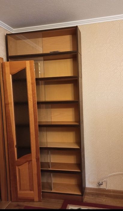 Книжкові полиці для вітальні