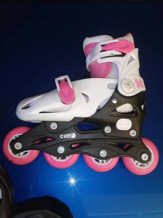 Patins com rodas.