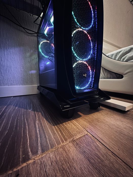 Caixa  computador  + Suporte com rodas