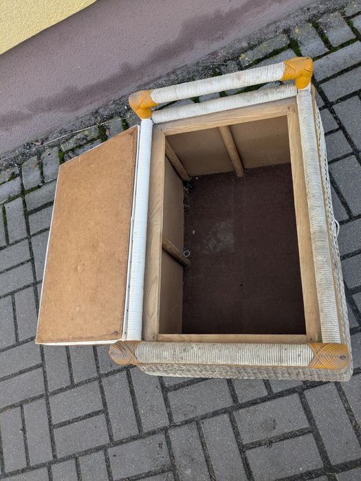 Stary kufer pleciony z czasów PRL-u