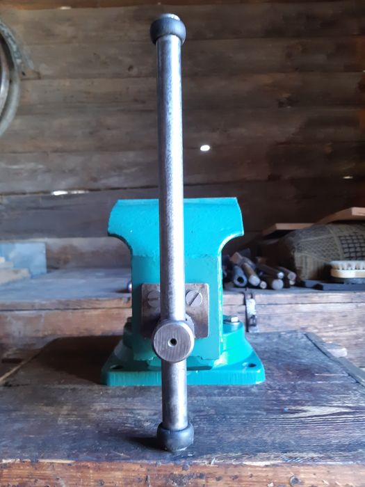 Продам Слюсарські тиски .