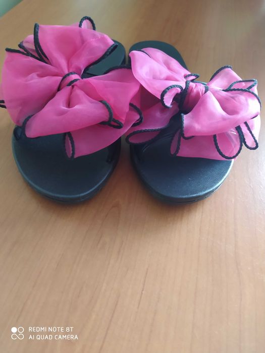 Eleganckie klapki z różowymi kokardkami