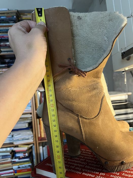 Brązowe zamszowe botki