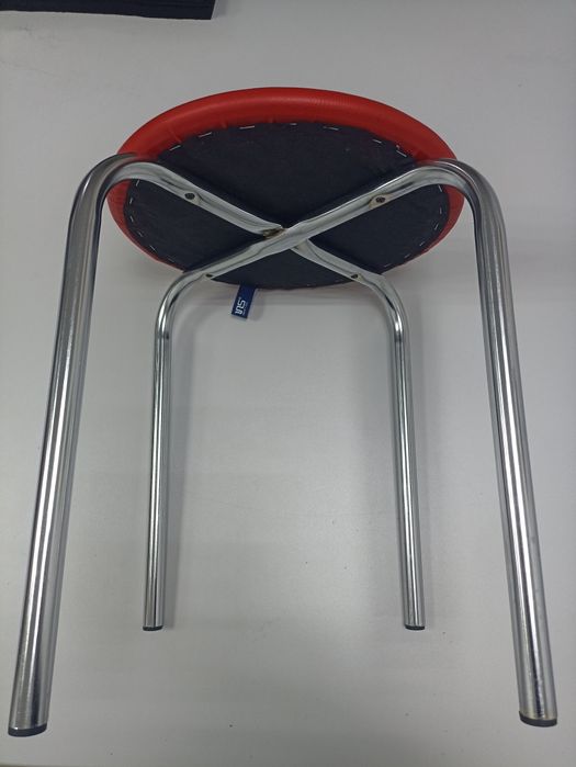 Червоні стільці офісні