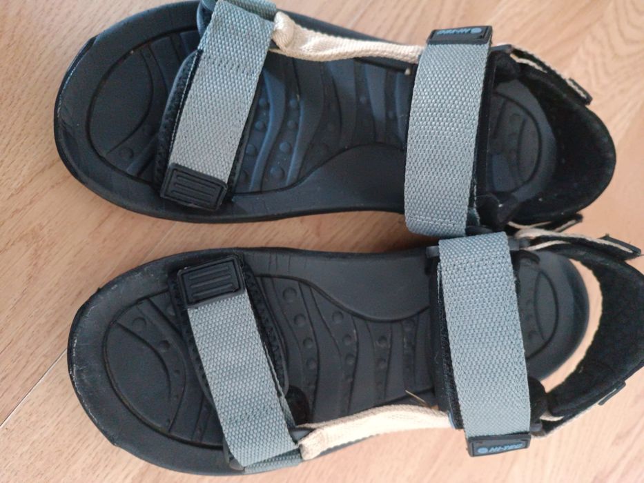 Szare sandały marki Hi-Tec.