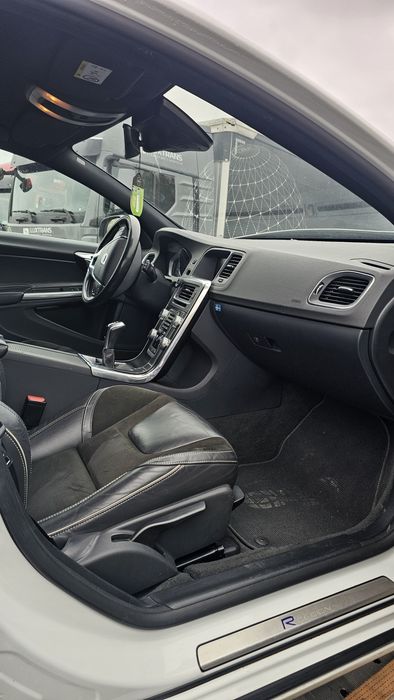 Volvo v60 I D4  R-Design 2017r 190KM Uszkodzone