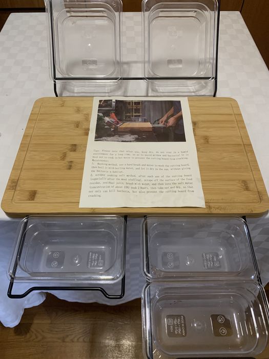 Tábua de corte com recipientes