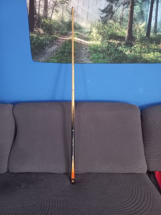 Taco de bilhar boa marca.