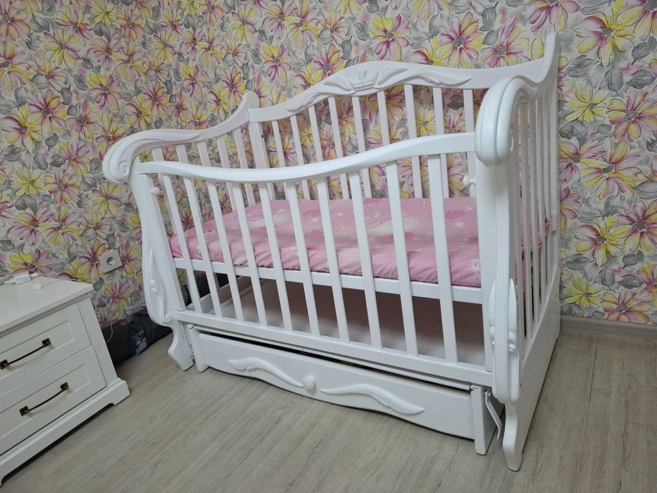 Дитяче ліжко в гарному старі , з маятником