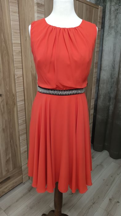 Sukienka z ozdobnym paskiem z przodu