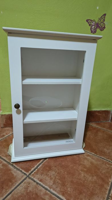 Ładna. Mała biała szafka . Drzwiczki szklane.