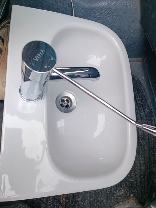 Lavatório com torneira