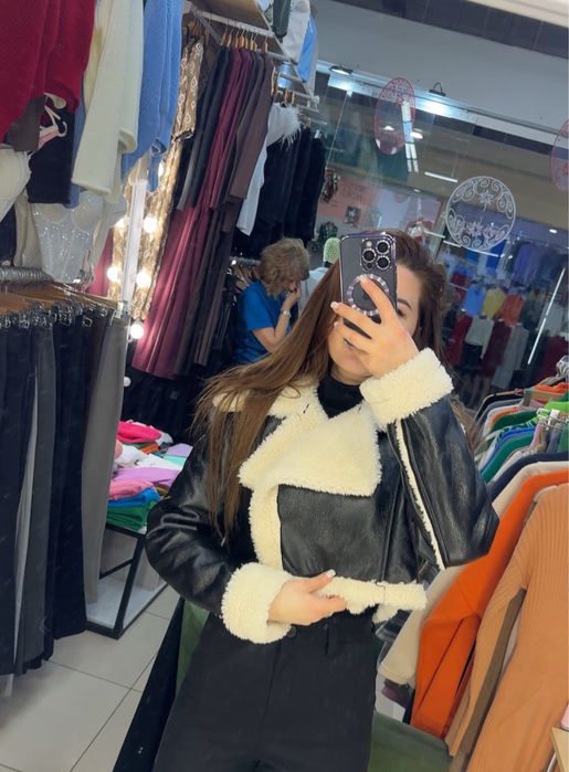 Жіноча чорна коротка дублянка дубльонка