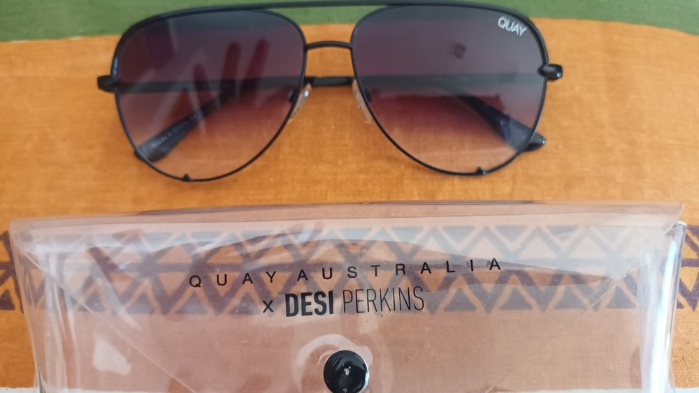 Óculos de sol marca QUAY AUSTRALIA com lentes com cor desbotada na bas