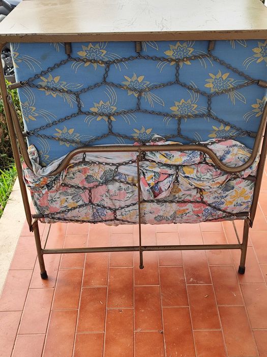 Divã com colchão em metal