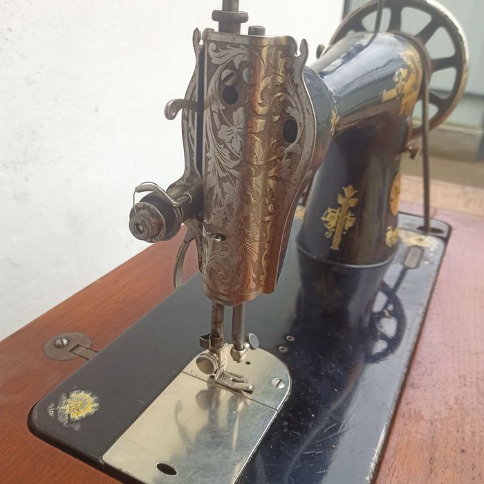 Швейна машинка Singer зі станиною