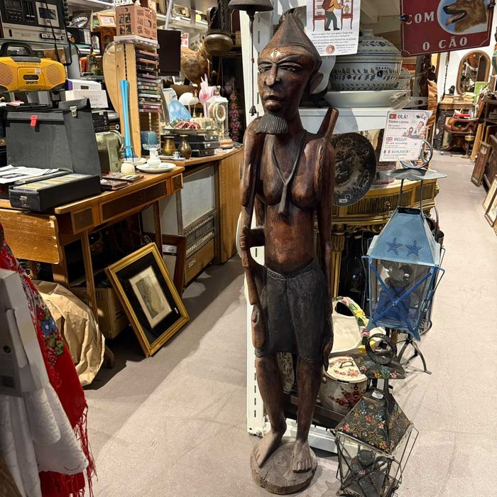 Escultura Africana em Madeira Caçador com Espingarda — 135 cm