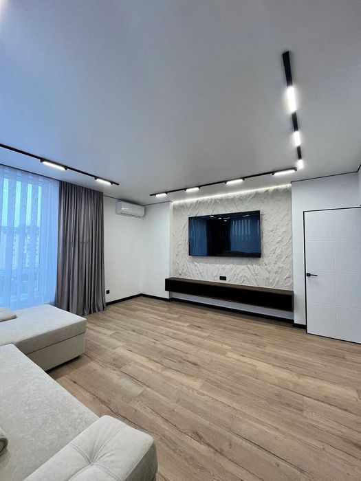 Перша здача! Простора 2-кімнатна квартира біля міського озера