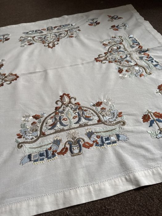 Obrus haftowany  do prywatnych kolekcji