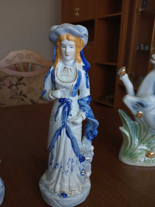 Para porcelanowych figurek, dama i kawaler w strojach historycznych