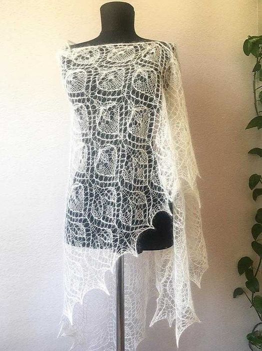 Ніжна біла шаль – вічний аксесуар для незабутніх моментів