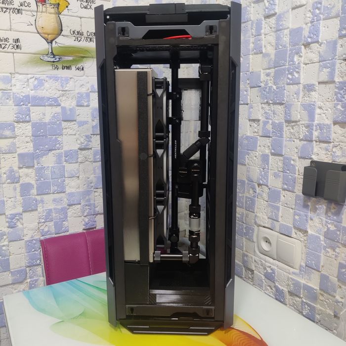 Системный блок ПК с кастомной системой водяного охлаждения