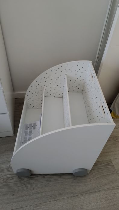 Estante livros com rodas