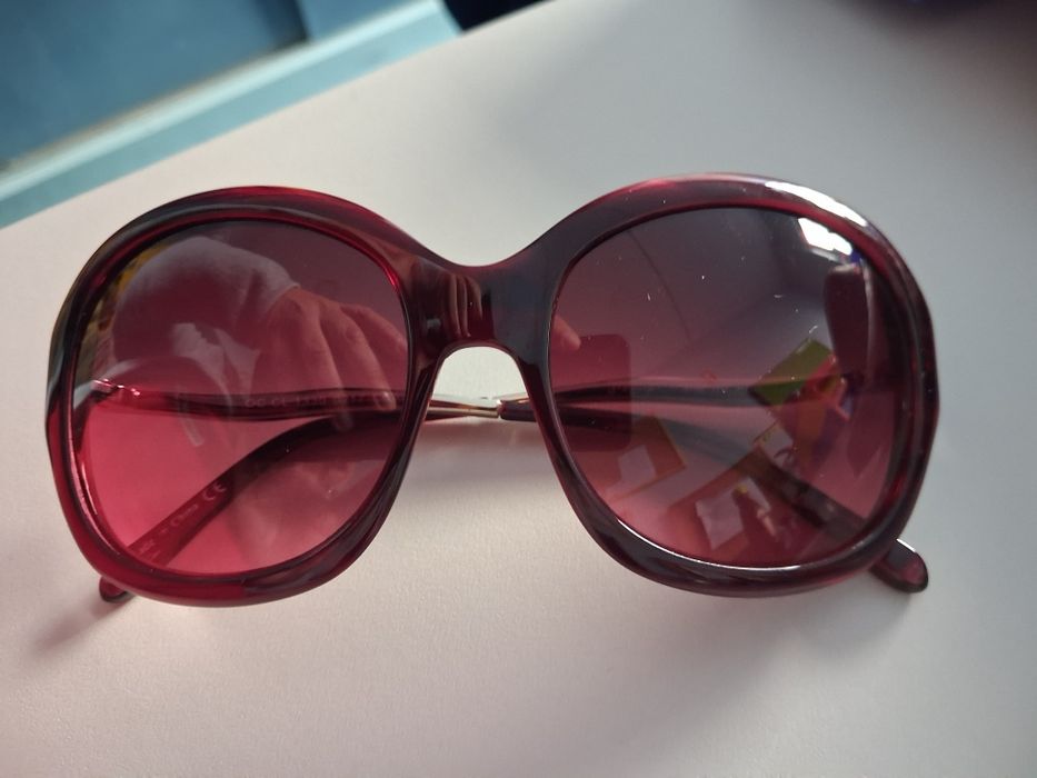 Oculos de sol mulher, marca Chilli Beans, em tons bordeaux.