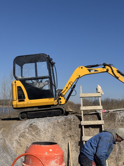 Продам міні екскаватор Caterpillar з тралом