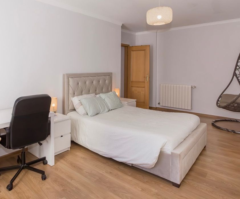 Conjunto Quarto Casal: Cama + 2 Mesas de Cabeceira + Colchão Emma One