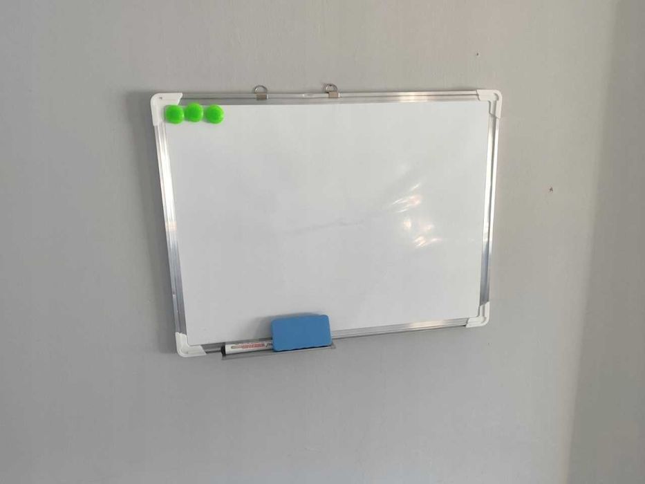 Tablica biała suchościeralna magnetyczna 60x45 cm aluminiowa rama