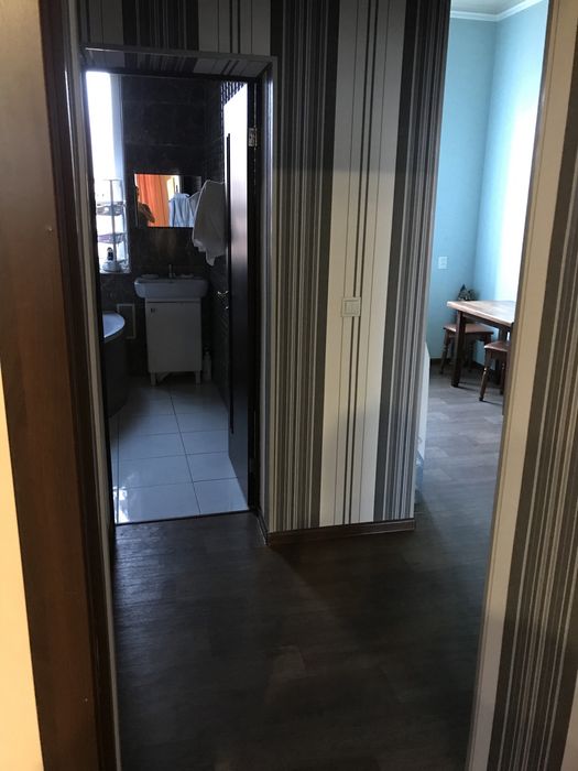 Продам свою 2 ком. Квартиру 4/4 сталинка центр, (сертификат возможен)