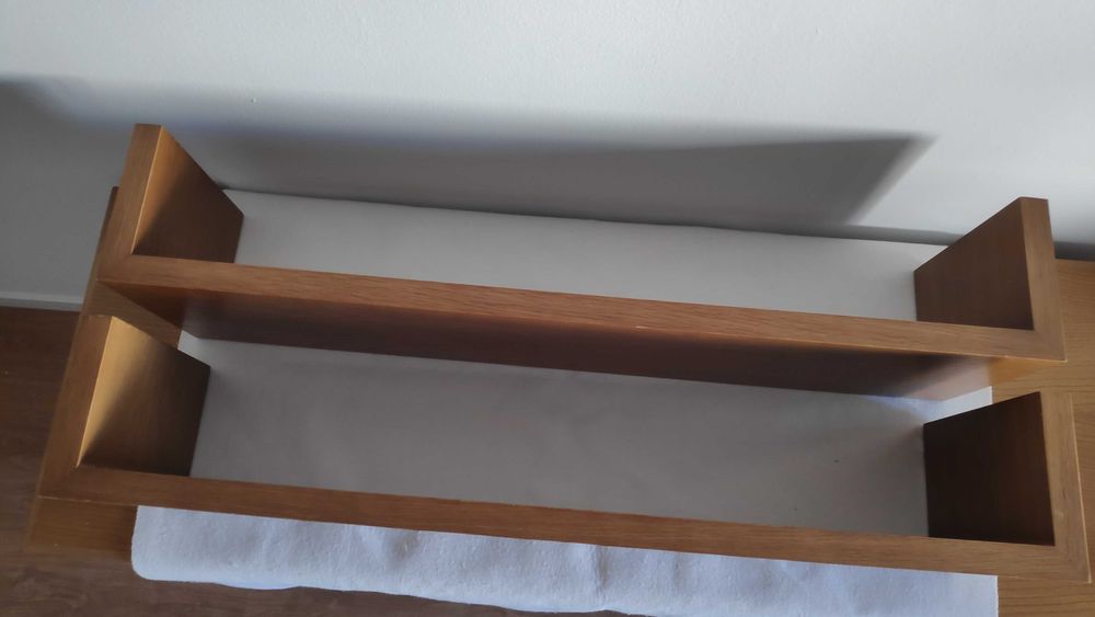 Prateleiras suspensas em Pinho Mel