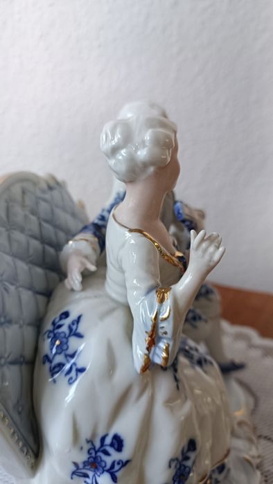 Figurka porcelanowa pary dworskiej siedzącej na  ławce