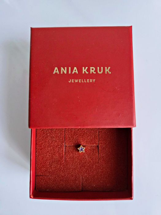 Kolczyk z fioletową cyrkonią gwiazdka piercing Ania Kruk