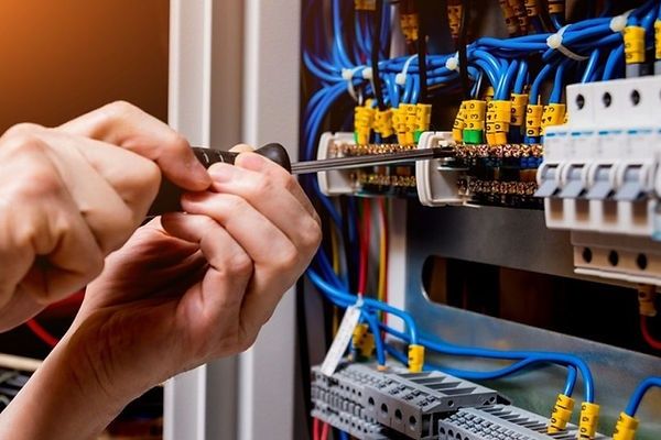 Електромонтажні роботи .Електрик