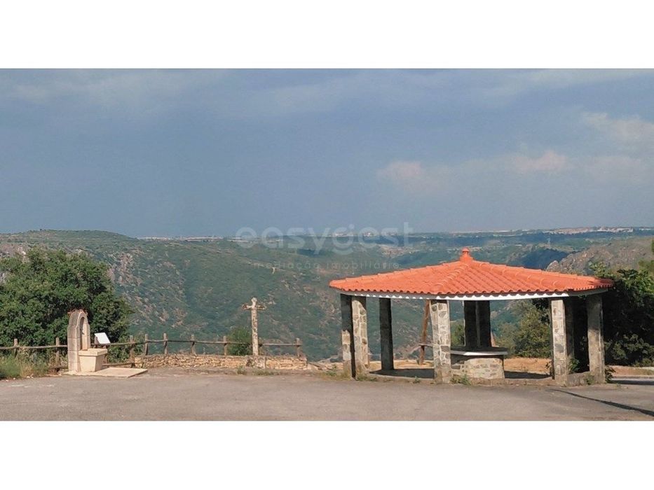 Moradia duplex espaçosa com 5 quartos e varanda - Lagoaça