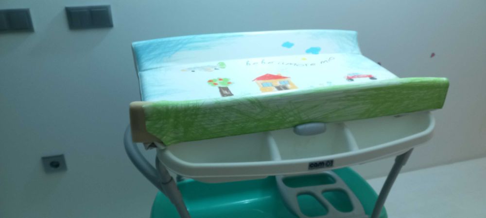 Muda Fraldas com 2 Prateleiras para arrumação.
