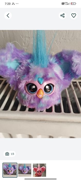 Zabawki i dwie sztuki widoczne na zdjeviach