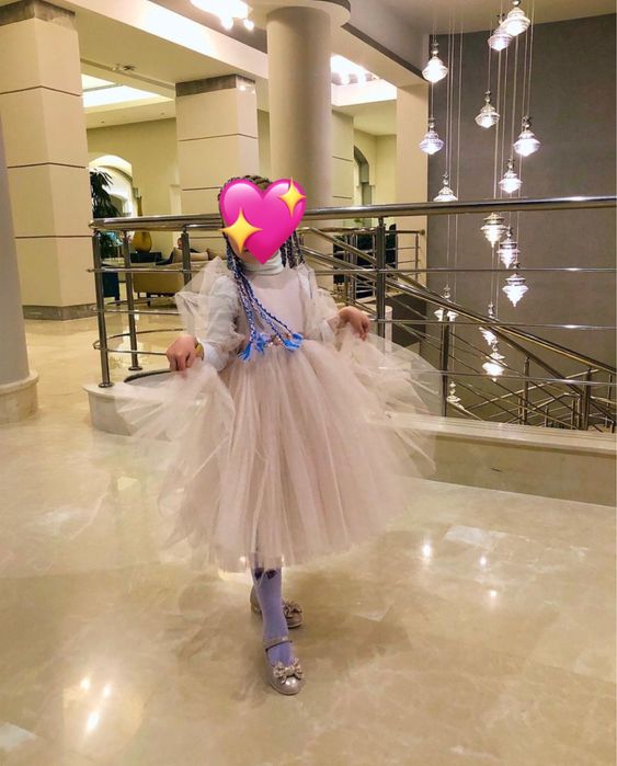 Прекрасна ошатна сукня для свят