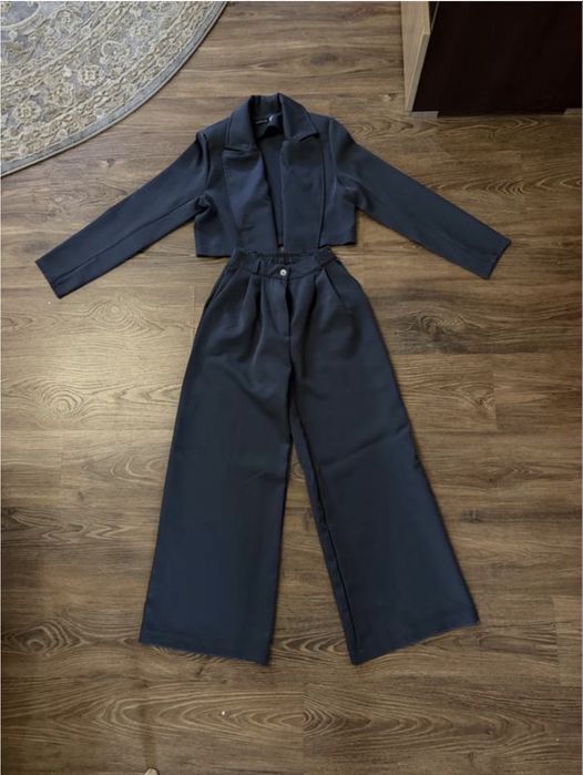 Жіночий брючний костюм