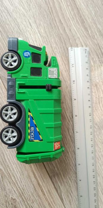 pojazd większe auto z ruchomymi elementami śmieciarka