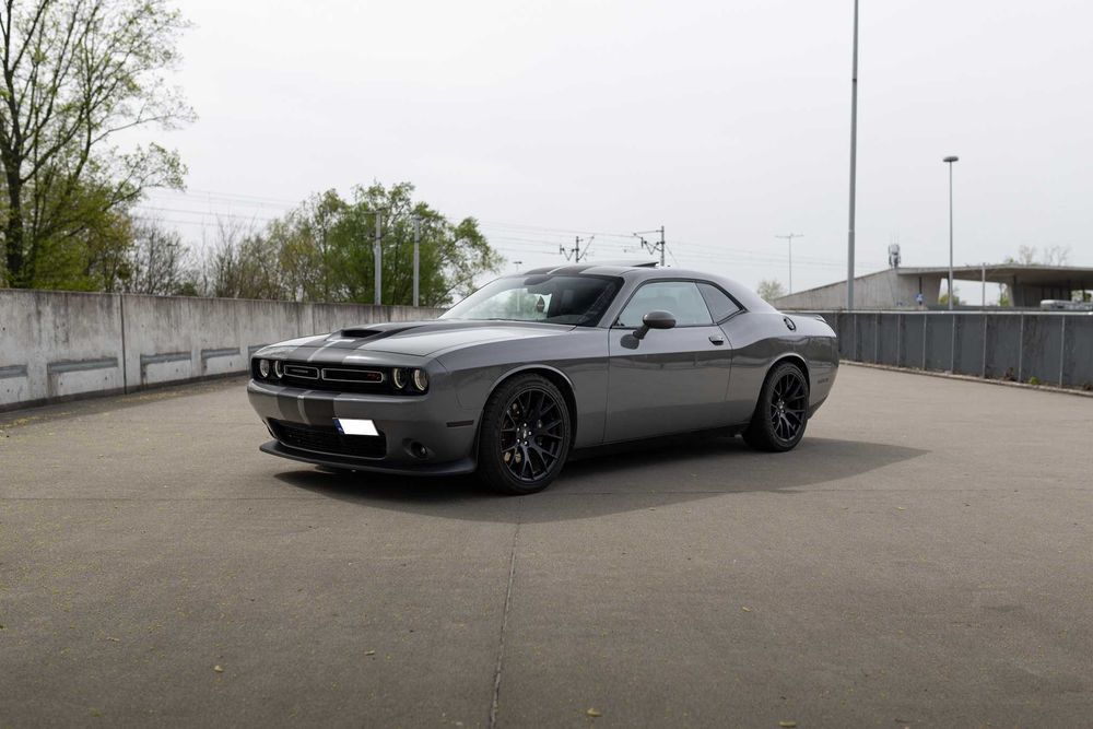 Dodge Challenger V8 na wynajem | 5.7L i 6.4L Widebody Wrocław