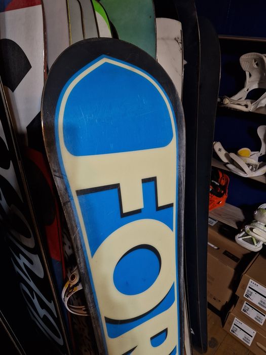 Deska snowboardowa Forum the bully 151 cm z wiązaniami
