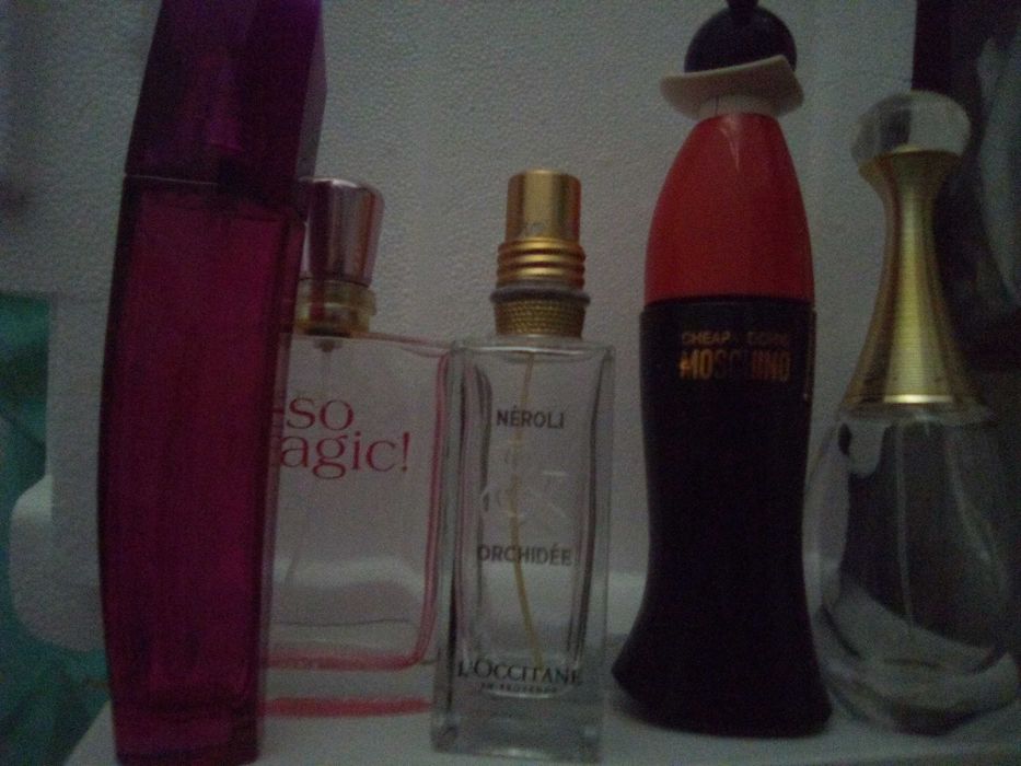 frascos de perfumes vazios