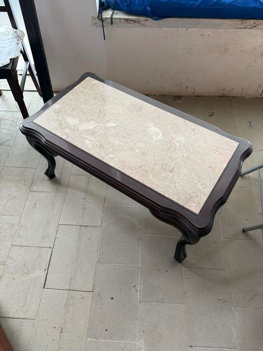Mesa de Centro Antiga em Madeira Escura com Tampo em Mármore