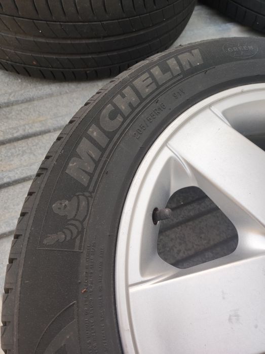 Conjunto de pneus e jantes